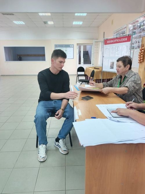 Участник СВО, житель Азимово Ильмир Асхатов пришел на выборы