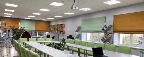 Апаста өлкәннәр катнашында түгәрәк өстәл уза