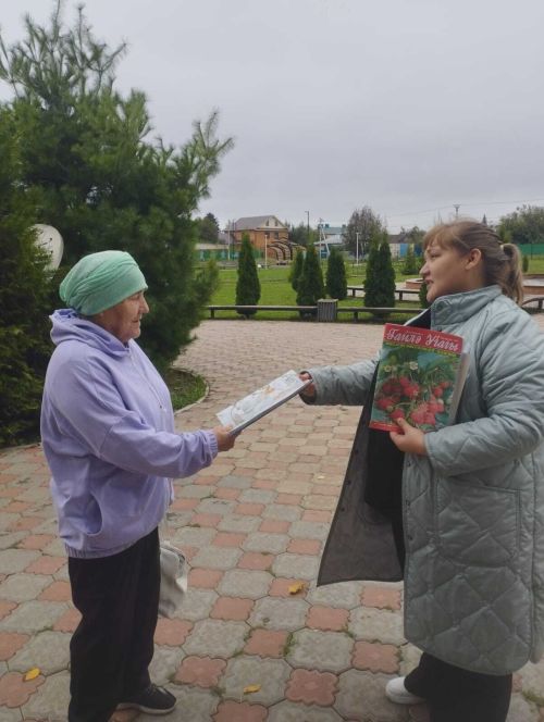 Центральная библиотека завершила очередной сезон популярной среди читателей Апастово акции «Летний читальный зал под открытым небом»