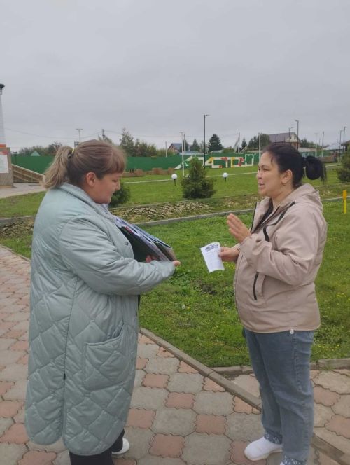 Центральная библиотека завершила очередной сезон популярной среди читателей Апастово акции «Летний читальный зал под открытым небом»