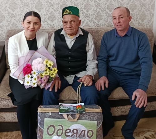 Үтәмештә яшәүче Илгиз ага Мәрдәнов район башлыгының котлауларын алды