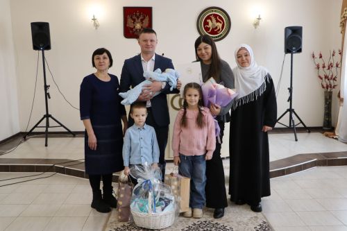 Апаста Яңа елның беренче нарасые теркәлде