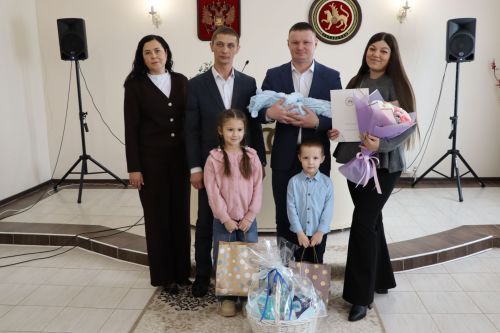 Апаста Яңа елның беренче нарасые теркәлде