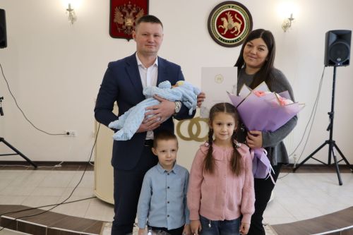Апаста Яңа елның беренче нарасые теркәлде