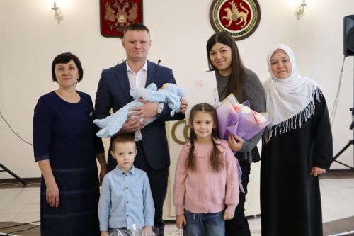 Апаста Яңа елның беренче нарасые теркәлде