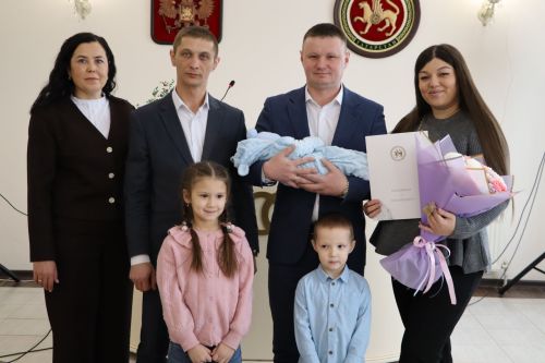 Апаста Яңа елның беренче нарасые теркәлде