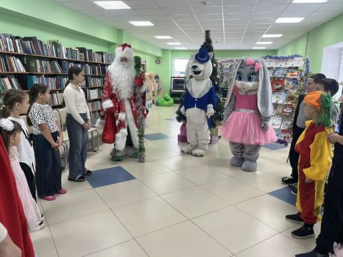 Нәни китап укучылар Кыш бабай бүләкләрен алды