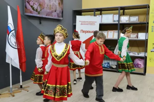 Апас мәктәбе укучылары көмеш волонтерларга бәйрәм кәефе бүләк итте