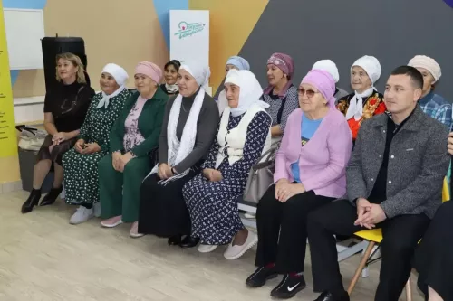 Апас мәктәбе укучылары көмеш волонтерларга бәйрәм кәефе бүләк итте