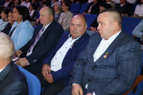 Апаста мөгаллимнәр һәм тәрбиячеләр һөнәри бәйрәмнәрен билгеләп үттеләр