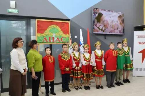 Апас мәктәбе укучылары көмеш волонтерларга бәйрәм кәефе бүләк итте