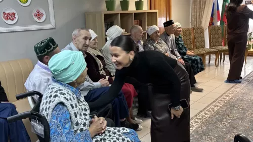 Районда картлар йортларында тәрбияләнүче өлкәннәргә хөрмәт күрсәтелде