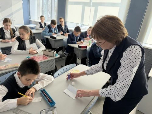 Апас урта мәктәбе укучылары Кырымдагы яшьтәшләре өчен китап кыстыргычлары ясап, дуслык хатлары юллады