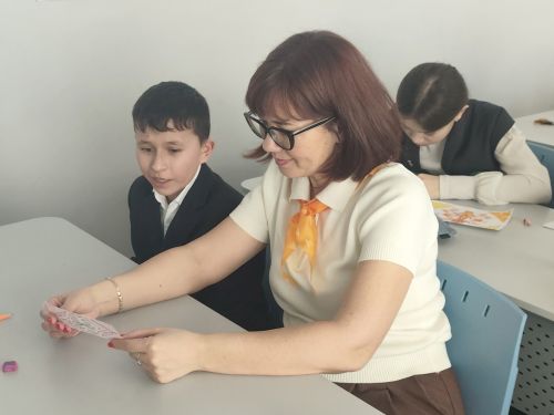 Апас урта мәктәбе укучылары Кырымдагы яшьтәшләре өчен китап кыстыргычлары ясап, дуслык хатлары юллады