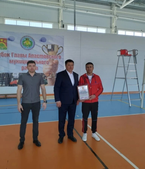 Апаста хөрмәтле остаз Рәмис Гыйззәтов үзенең туган көнендә волейбол ярышлары уздырды