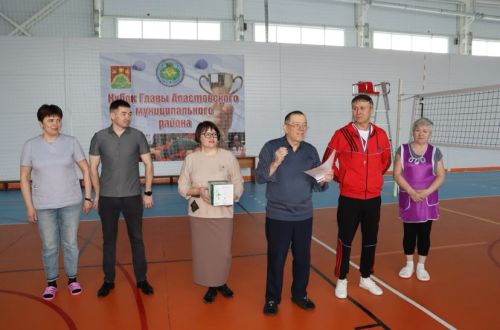 Апаста хөрмәтле остаз Рәмис Гыйззәтов үзенең туган көнендә волейбол ярышлары уздырды