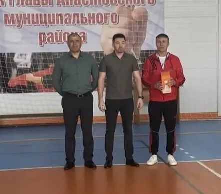 Апаста хөрмәтле остаз Рәмис Гыйззәтов үзенең туган көнендә волейбол ярышлары уздырды
