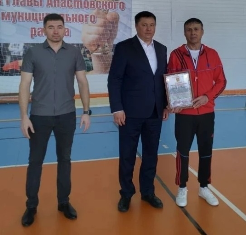 Апаста хөрмәтле остаз Рәмис Гыйззәтов үзенең туган көнендә волейбол ярышлары уздырды