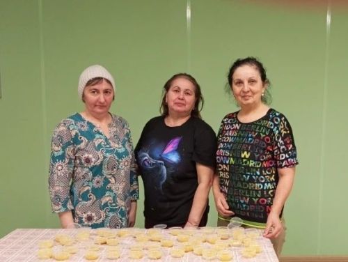 Урта Балтай авылы волонтерлары махсус мазьлар әзерләгән