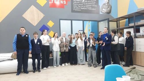 Апас урта мәктәбе укучылары волонтер апаларын ял иттерделәр