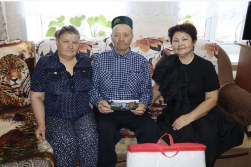 Апаста яшәүче Сәлимҗан абый Әхмәтҗанов үзенең 90 яшьлек олы юбилеен каршылады