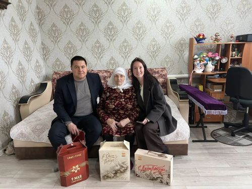Апаста Ленинград камалышы шаһиты Галия апа Гыйззәтуллина бәйрәм котлаулары кабул итте