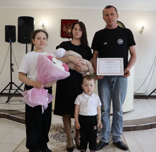 Апаста дүртенче һәм аннан да соң баласы туган гаиләләргә 200 мең сумлык акчалата сертификат тапшырыла