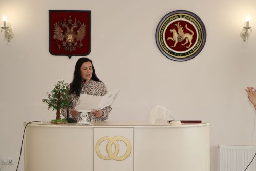 Апаста дүртенче һәм аннан да соң баласы туган гаиләләргә 200 мең сумлык акчалата сертификат тапшырыла