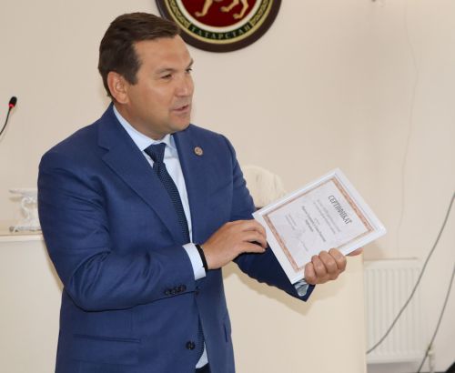 Апаста дүртенче һәм аннан да соң баласы туган гаиләләргә 200 мең сумлык акчалата сертификат тапшырыла