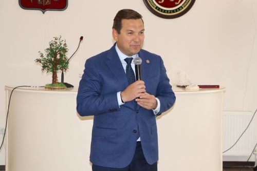 Апаста дүртенче һәм аннан да соң баласы туган гаиләләргә 200 мең сумлык акчалата сертификат тапшырыла