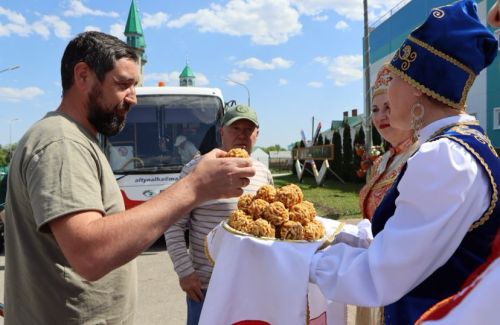 Апас бозында истәлекле уен: Татарстан Республикасының хоккей легендалары командасы районның яшь хоккейчылары белән очрашты