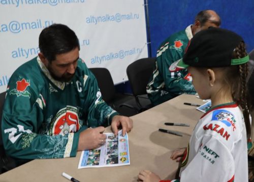 Апас бозында истәлекле уен: Татарстан Республикасының хоккей легендалары командасы районның яшь хоккейчылары белән очрашты