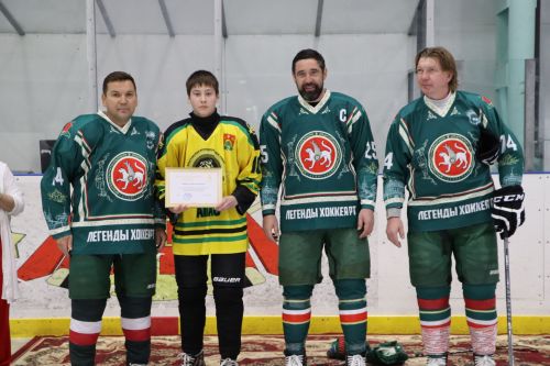 Апасның  боз сараенда шөгыльләнүче хоккейчыларга район башлыгы өолы хөрмәт белдерде
