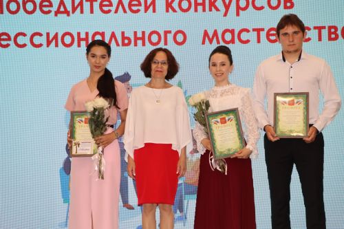 Районда һөнәри осталык бәйгеләрендә җиңү яулаган укытучылар һәм тәрбиячеләр бүләкләнде