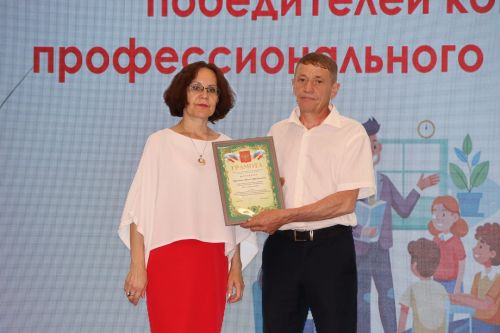 Районда һөнәри осталык бәйгеләрендә җиңү яулаган укытучылар һәм тәрбиячеләр бүләкләнде