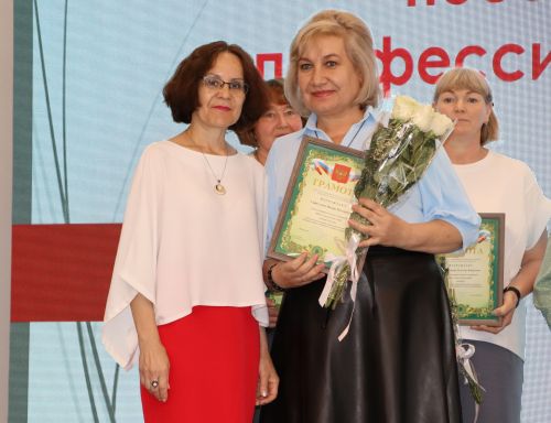 Районда һөнәри осталык бәйгеләрендә җиңү яулаган укытучылар һәм тәрбиячеләр бүләкләнде