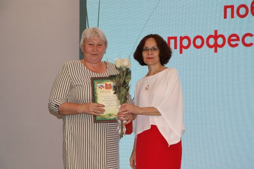 Районда һөнәри осталык бәйгеләрендә җиңү яулаган укытучылар һәм тәрбиячеләр бүләкләнде
