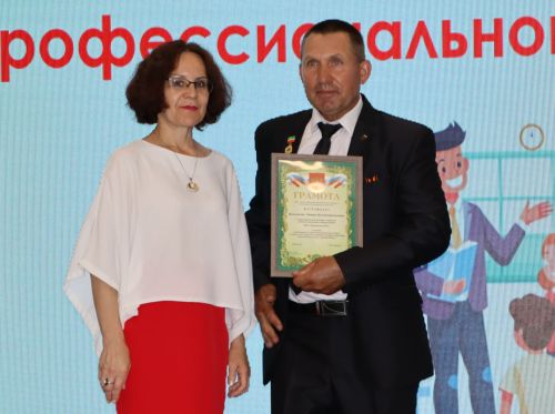 Районда һөнәри осталык бәйгеләрендә җиңү яулаган укытучылар һәм тәрбиячеләр бүләкләнде