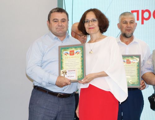 Районда һөнәри осталык бәйгеләрендә җиңү яулаган укытучылар һәм тәрбиячеләр бүләкләнде