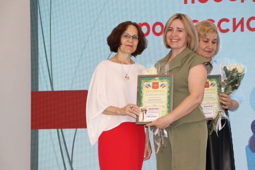 Районда һөнәри осталык бәйгеләрендә җиңү яулаган укытучылар һәм тәрбиячеләр бүләкләнде