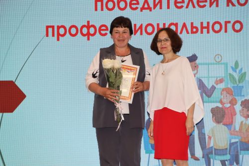 Районда һөнәри осталык бәйгеләрендә җиңү яулаган укытучылар һәм тәрбиячеләр бүләкләнде