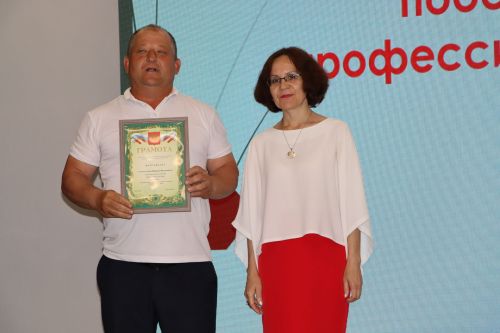 Районда һөнәри осталык бәйгеләрендә җиңү яулаган укытучылар һәм тәрбиячеләр бүләкләнде