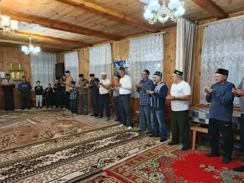 Иске Йомралыда Корбан гаете уңаеннан бәйрәм намазы узды