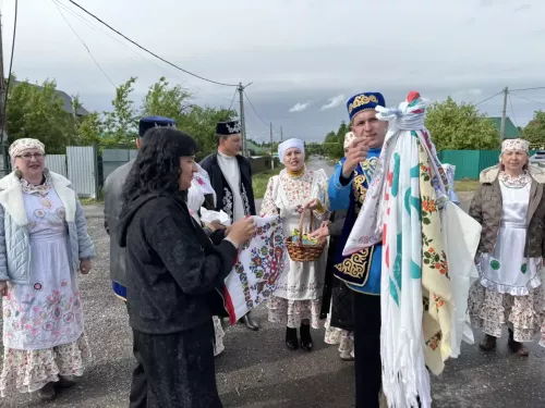 Апаста Сабан туена сөлге җыйдылар