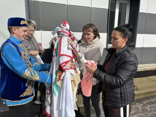 Апаста Сабан туена сөлге җыйдылар