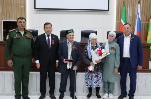 Апаста махсус хәрби операциядә катнашучылар һәм аларның якыннары орден-медальләр алды