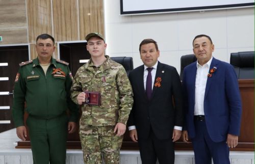 Апаста махсус хәрби операциядә катнашучылар һәм аларның якыннары орден-медальләр алды