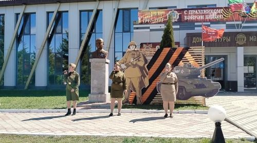 Ретро-автомобильләр, фотозона һәм солдат боткасы бәйрәмгә аерым ямь өстәде