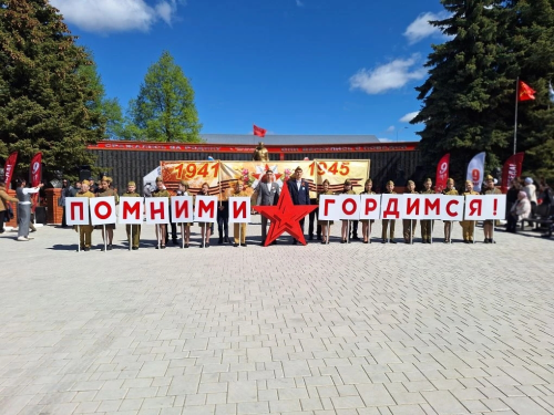 Апас урта мәктәбе укучылары “Җиңү” паркында батырлар истәлегенә веноклар куйды