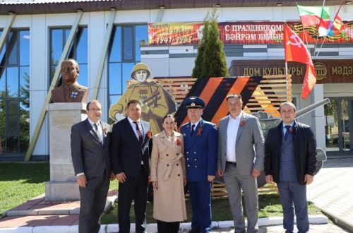 Ретро-автомобильләр, фотозона һәм солдат боткасы бәйрәмгә аерым ямь өстәде